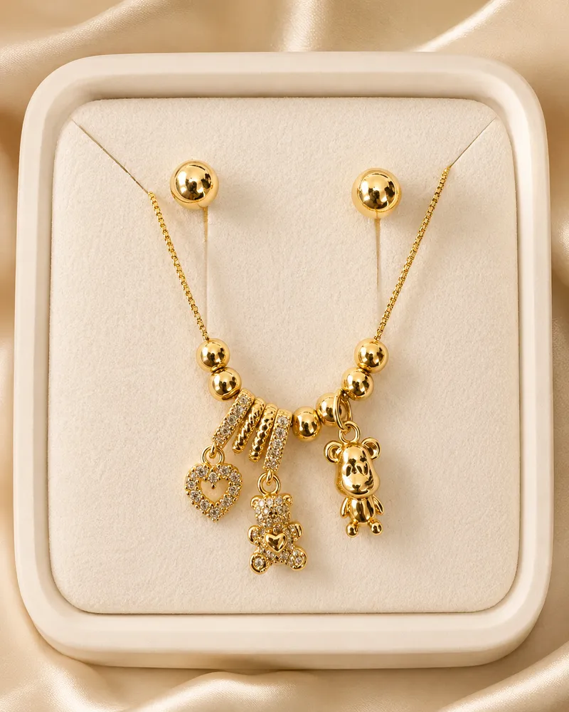Collar con dijes brillantes