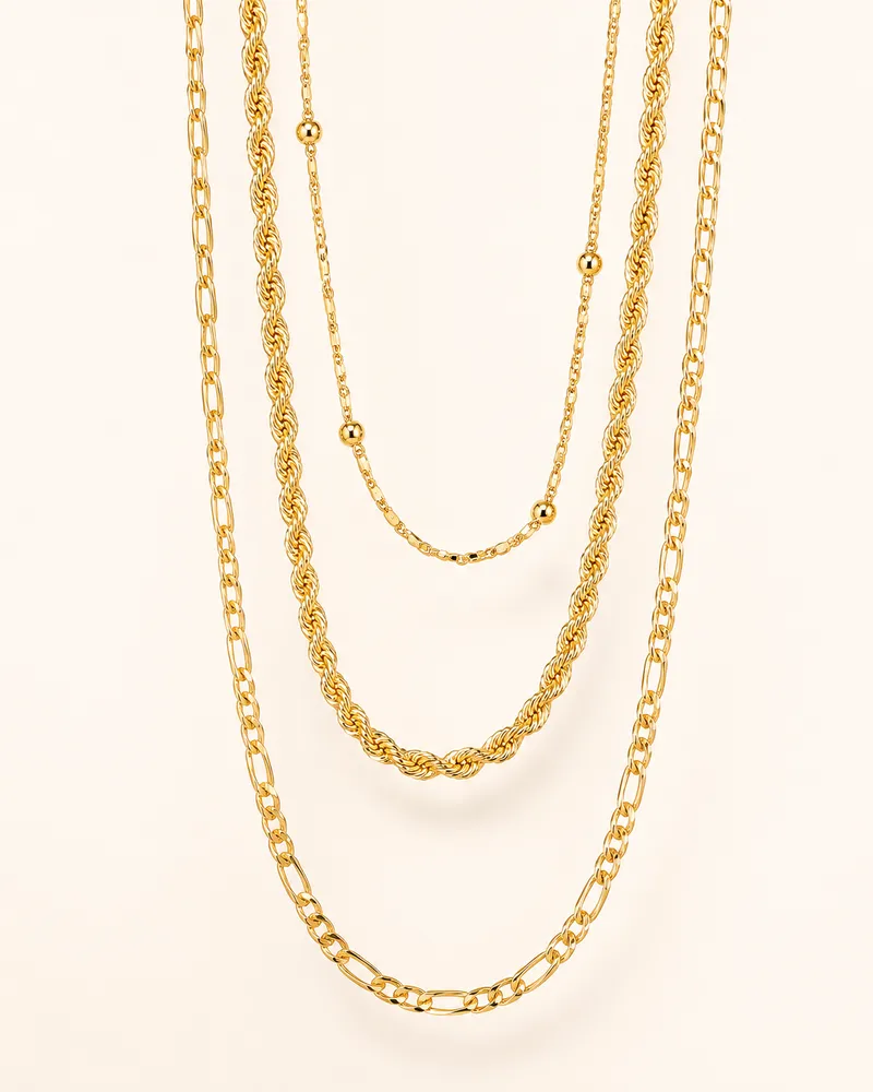 Collares dorados en capas